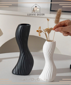 bình hoa hình sóng uốn lượn mang phong cách nghệ thuật hiện đại sử dụng để decor phòng